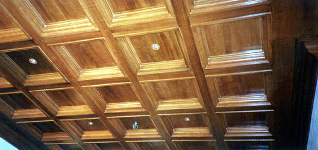 Faux bois sur plafond staff